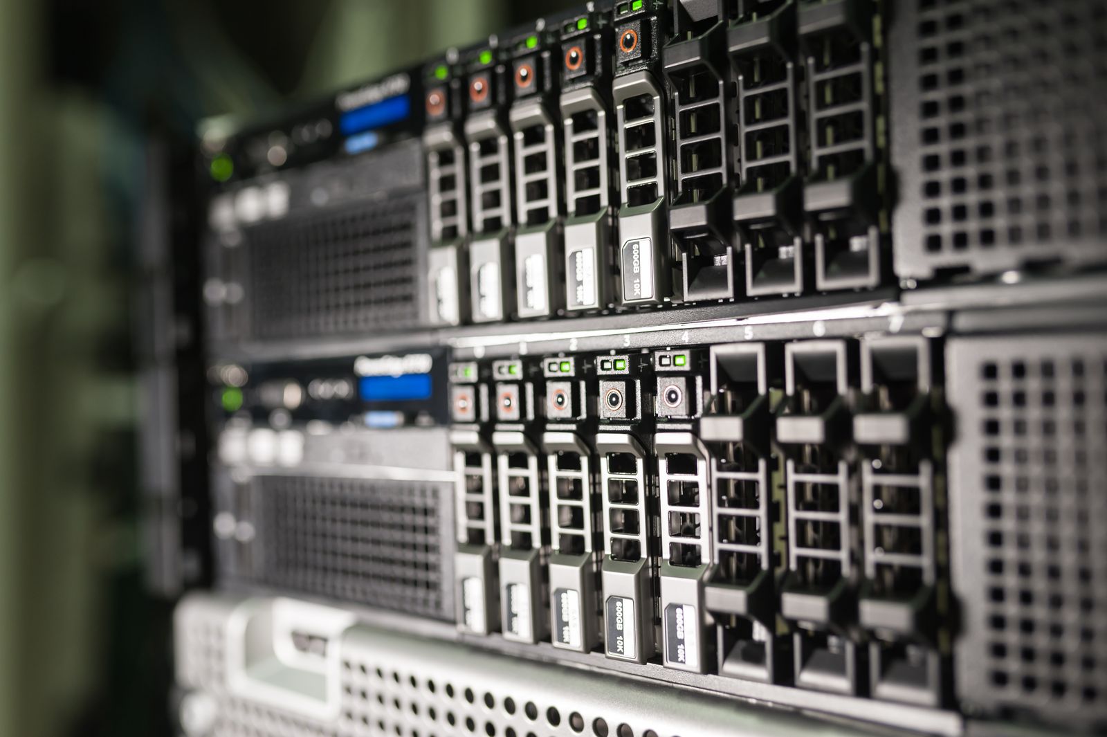 Baies de serveurs alignées dans un data center moderne