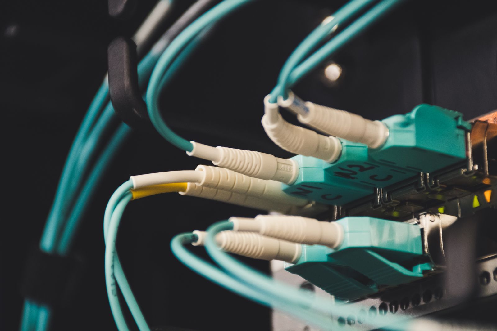 Câbles et ports de brassage dans une infrastructure réseau de data center